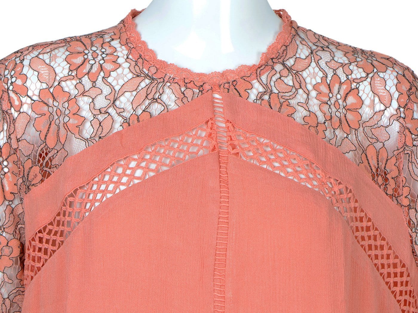 Vestido de encaje semitransparente con vuelo