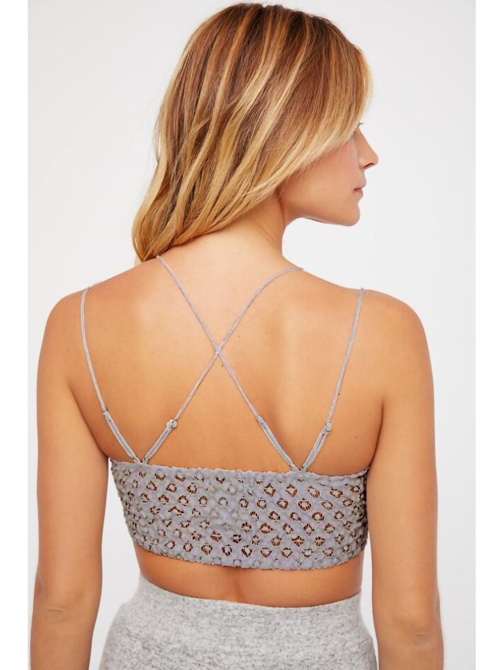 Top corto tipo bralette con encaje floral