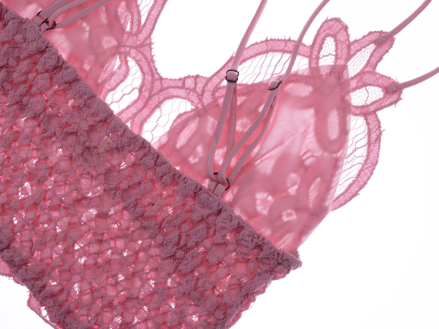 Top corto tipo bralette con encaje floral