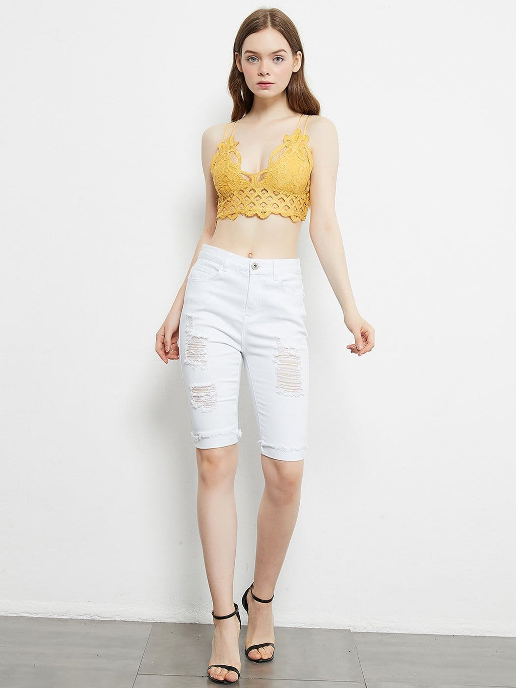 Top corto tipo bralette con encaje floral