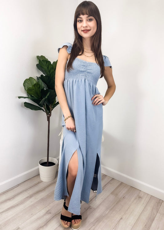 Vestido largo con abertura y mangas cortas con volantes