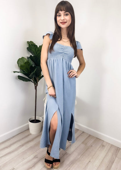 Vestido largo con abertura y mangas cortas con volantes
