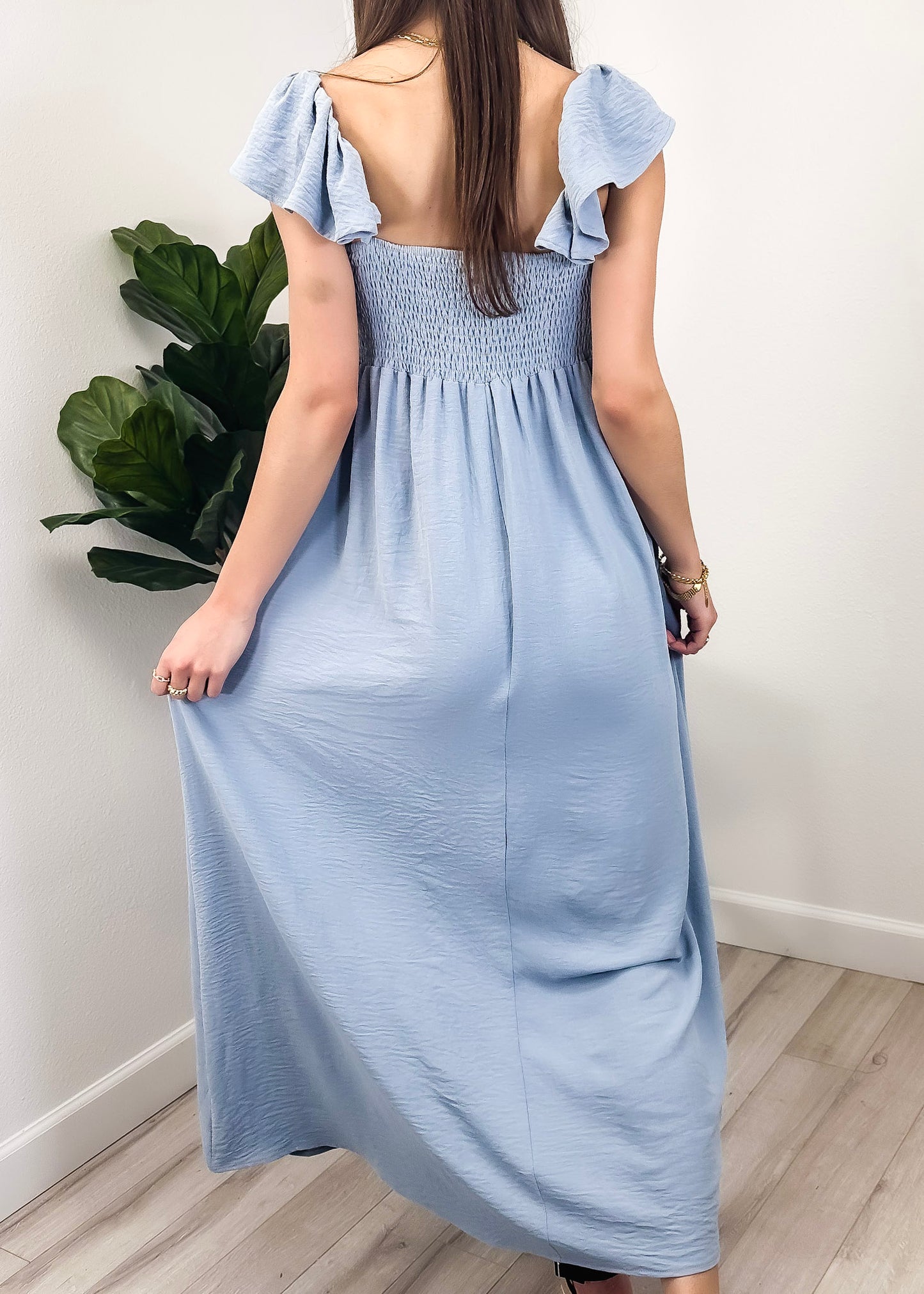 Vestido largo con abertura y mangas cortas con volantes
