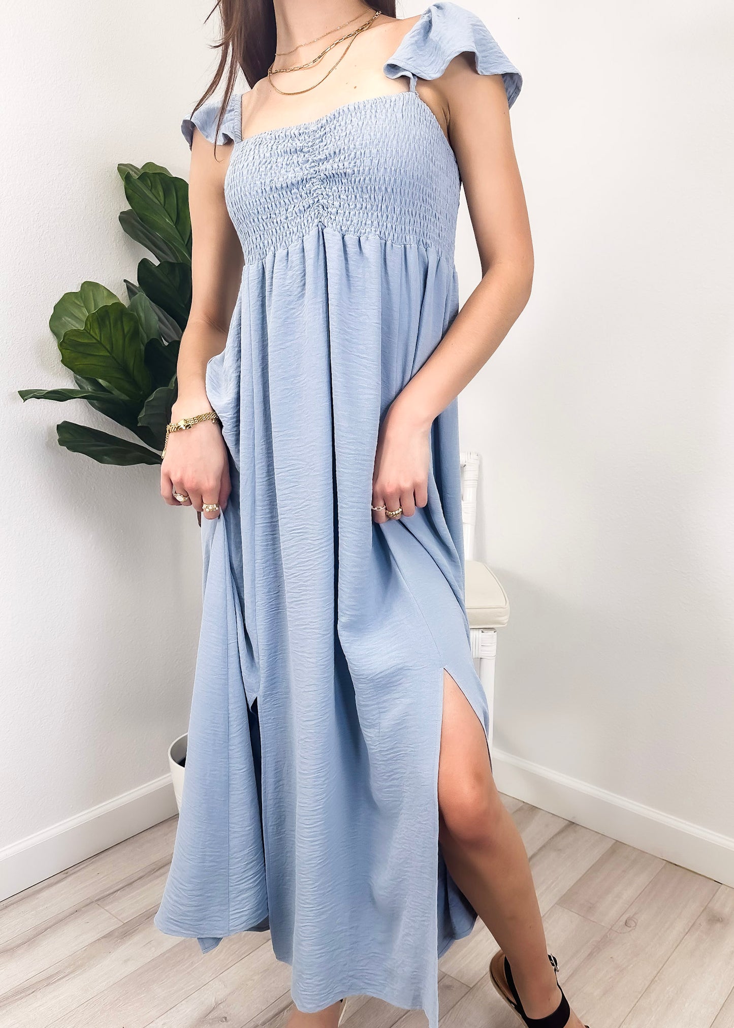 Vestido largo con abertura y mangas cortas con volantes