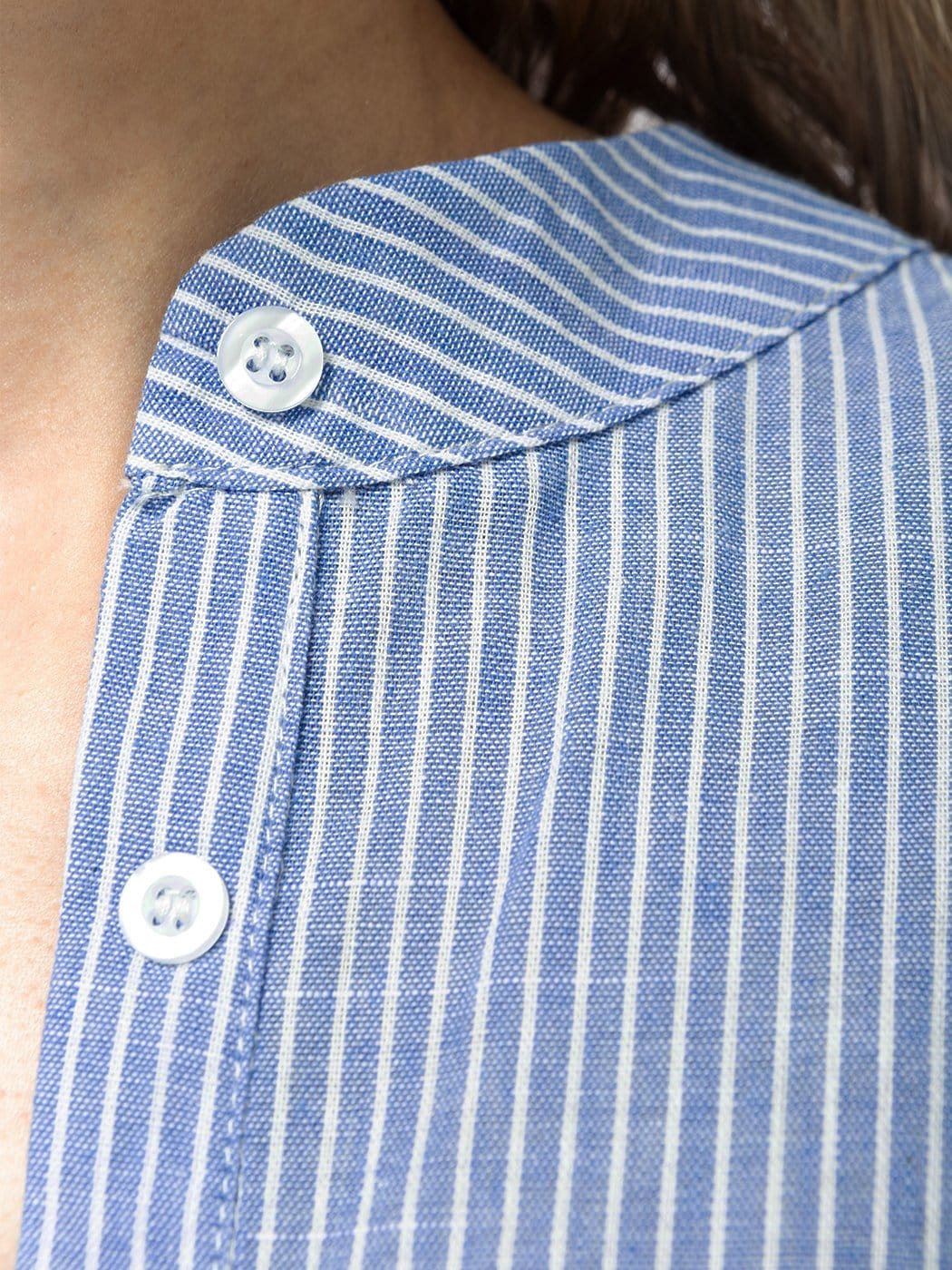 Camisa informal con mangas a rayas y botones