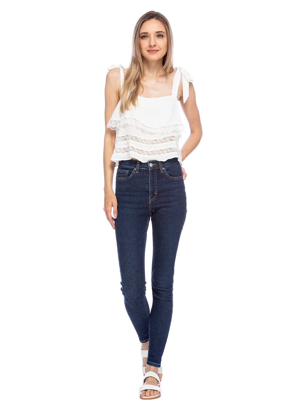 Top corto con tirantes y encaje blanco