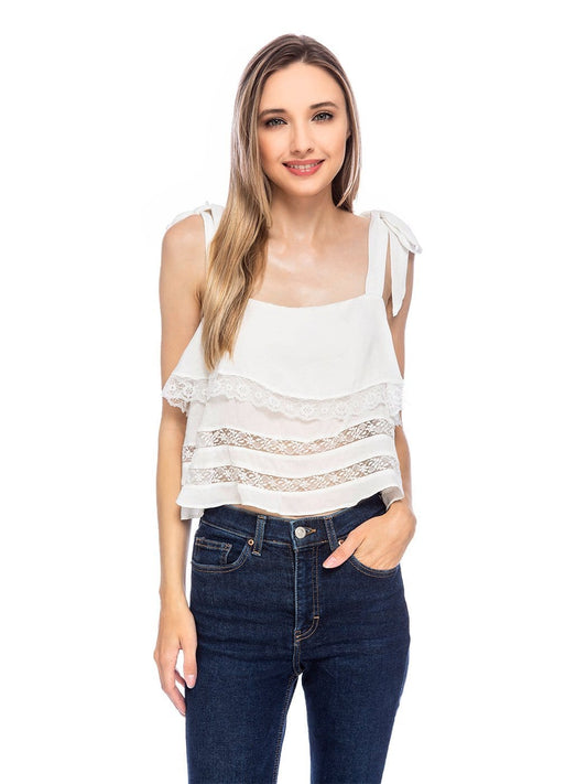 Top corto con tirantes y encaje blanco