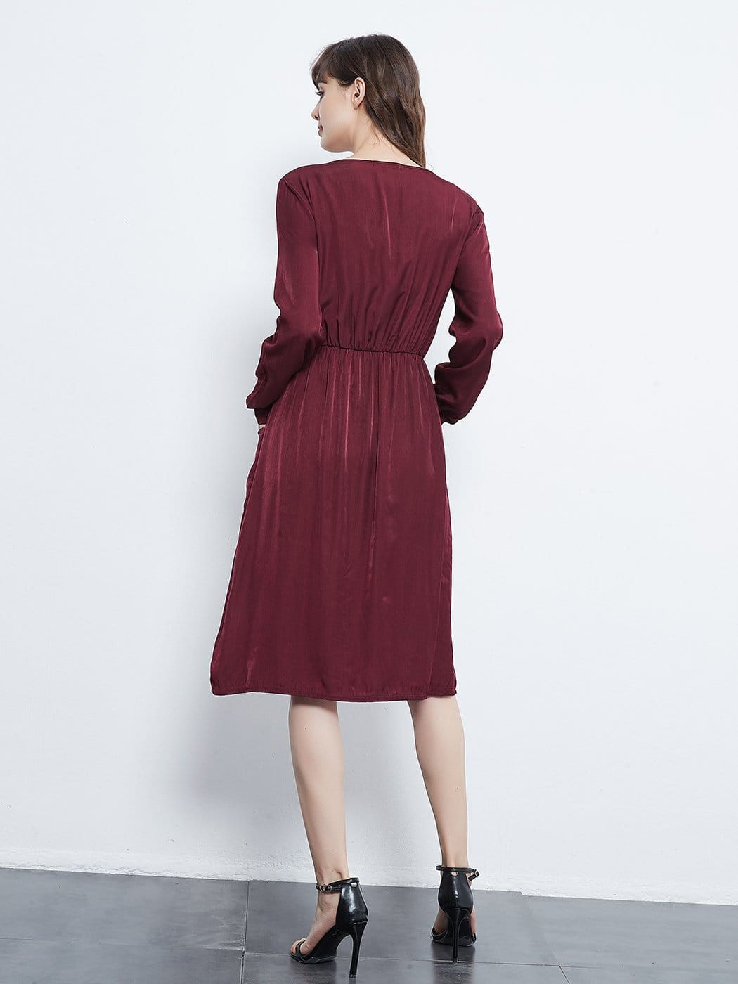 Vestido de cuello redondo, manga larga, botones y bolsillos