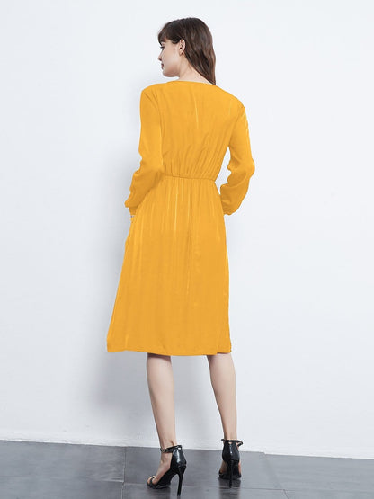 Vestido de cuello redondo, manga larga, botones y bolsillos