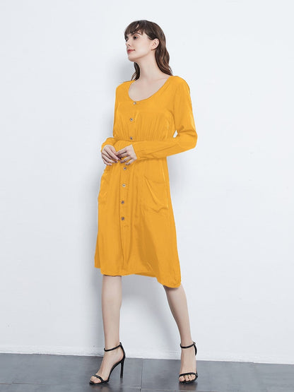 Vestido de cuello redondo, manga larga, botones y bolsillos
