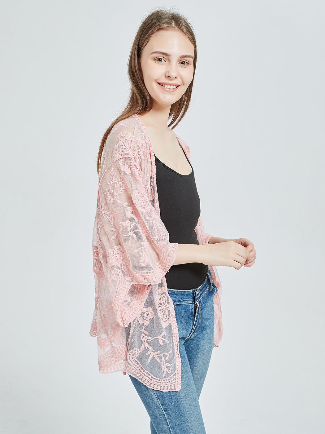 Cárdigan corto tipo kimono con encaje bordado y medias mangas 