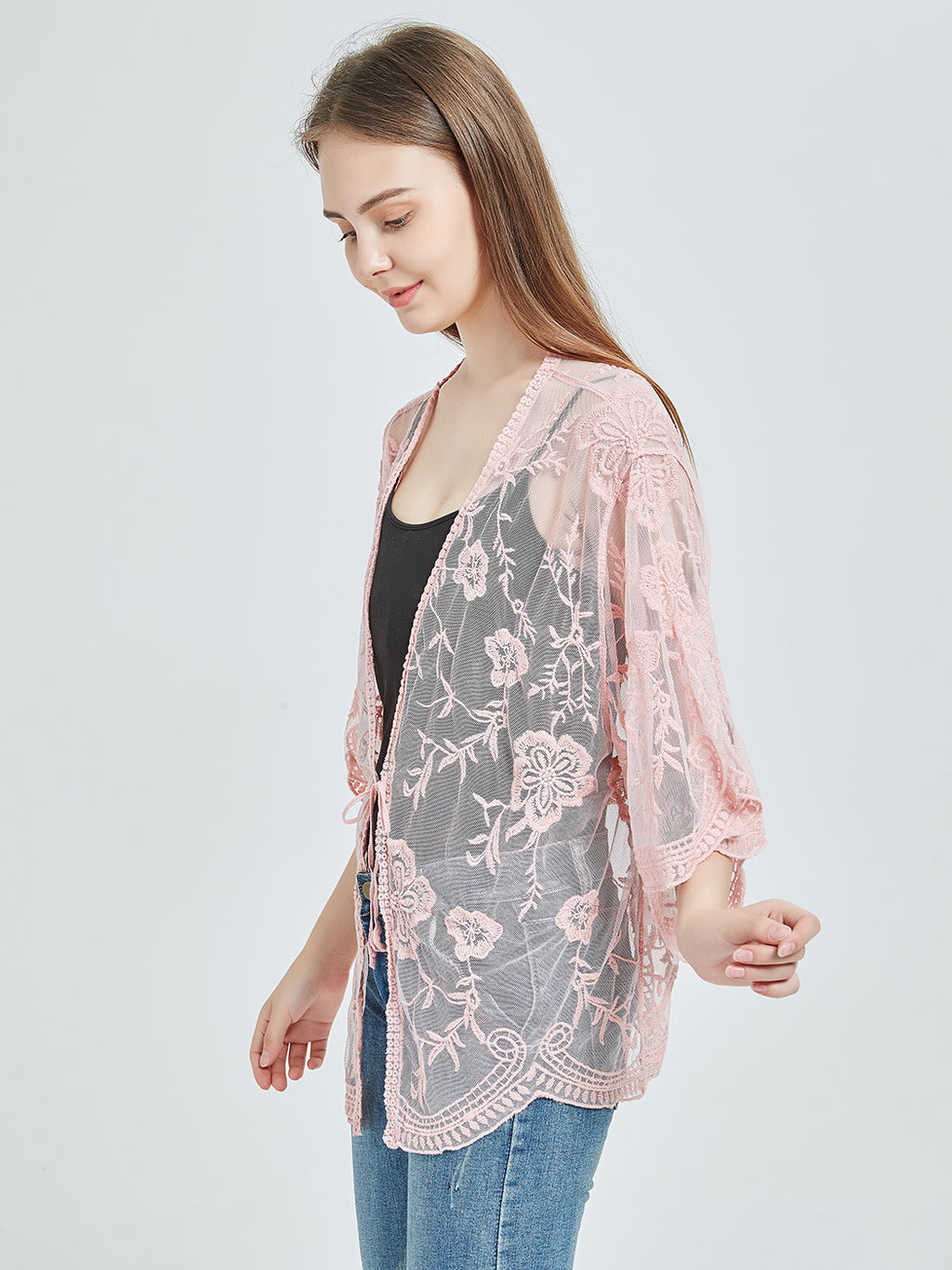 Cárdigan corto tipo kimono con encaje bordado y medias mangas 