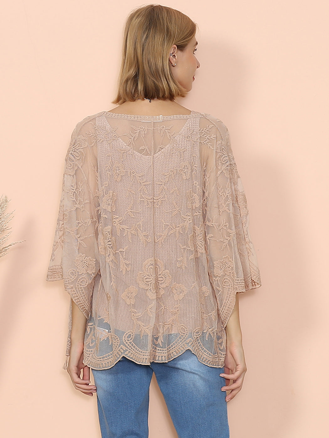 Cárdigan corto tipo kimono con encaje bordado y medias mangas 