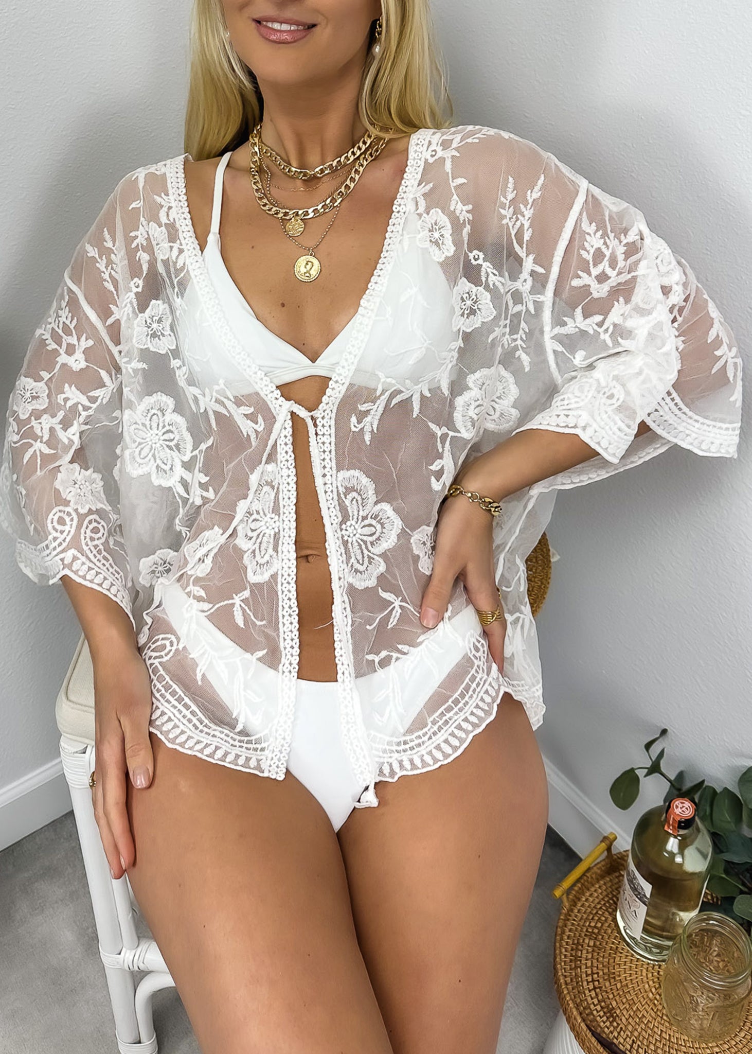 Cárdigan corto tipo kimono con encaje bordado y medias mangas 