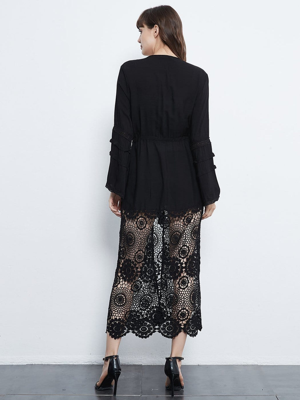 Cárdigan tipo kimono con encaje floral, bordado a crochet, manga larga, cordón y retazos