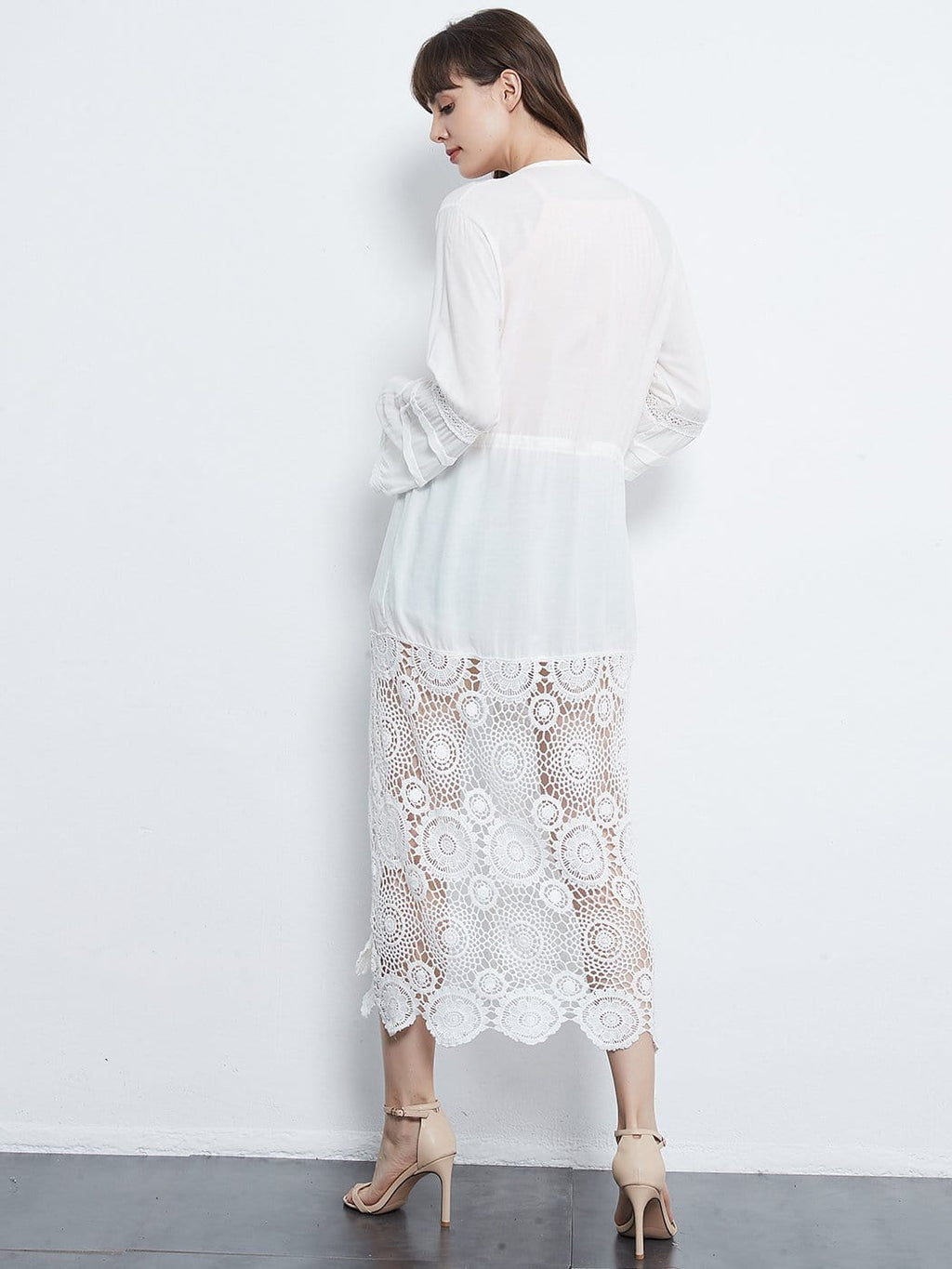 Cárdigan tipo kimono con encaje floral, bordado a crochet, manga larga, cordón y retazos