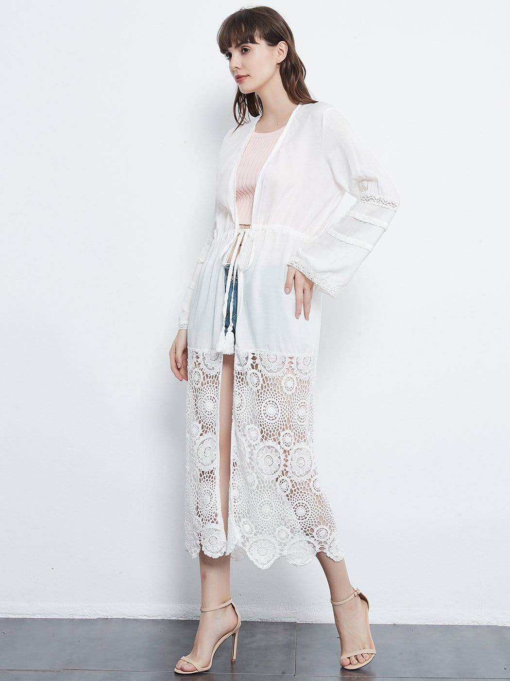Cárdigan tipo kimono con encaje floral, bordado a crochet, manga larga, cordón y retazos