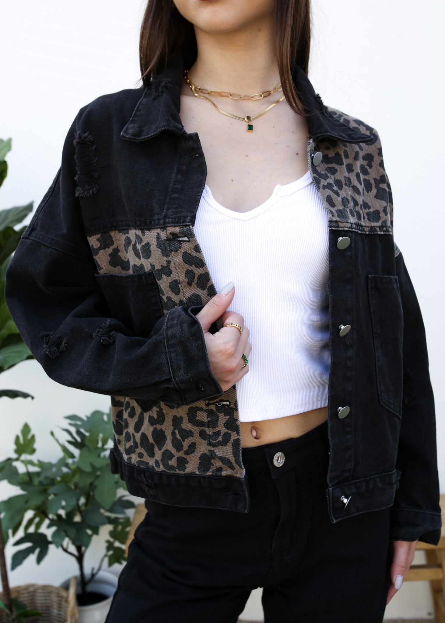 Chaqueta vaquera corta con estampado de leopardo 