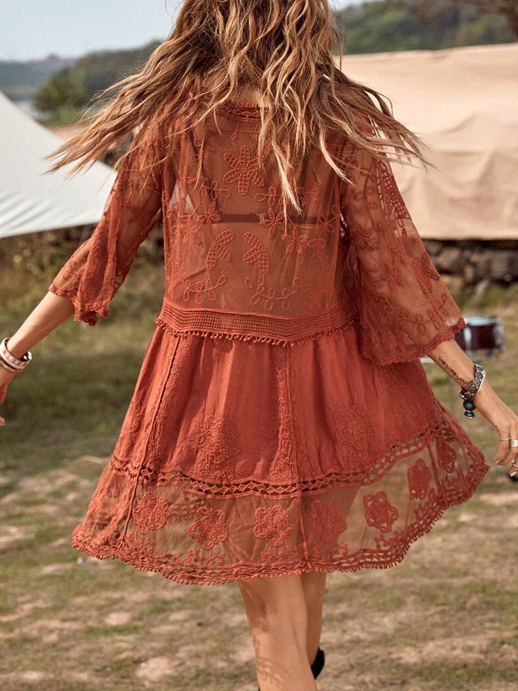 Vestido playero corto con escote en V y encaje bordado en contraste y media manga 