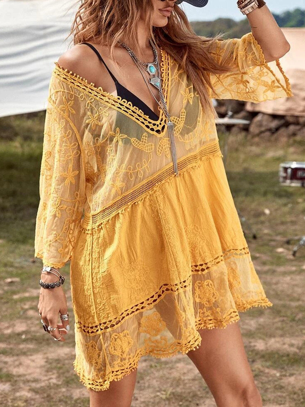 Vestido playero corto con escote en V y encaje bordado en contraste y media manga 