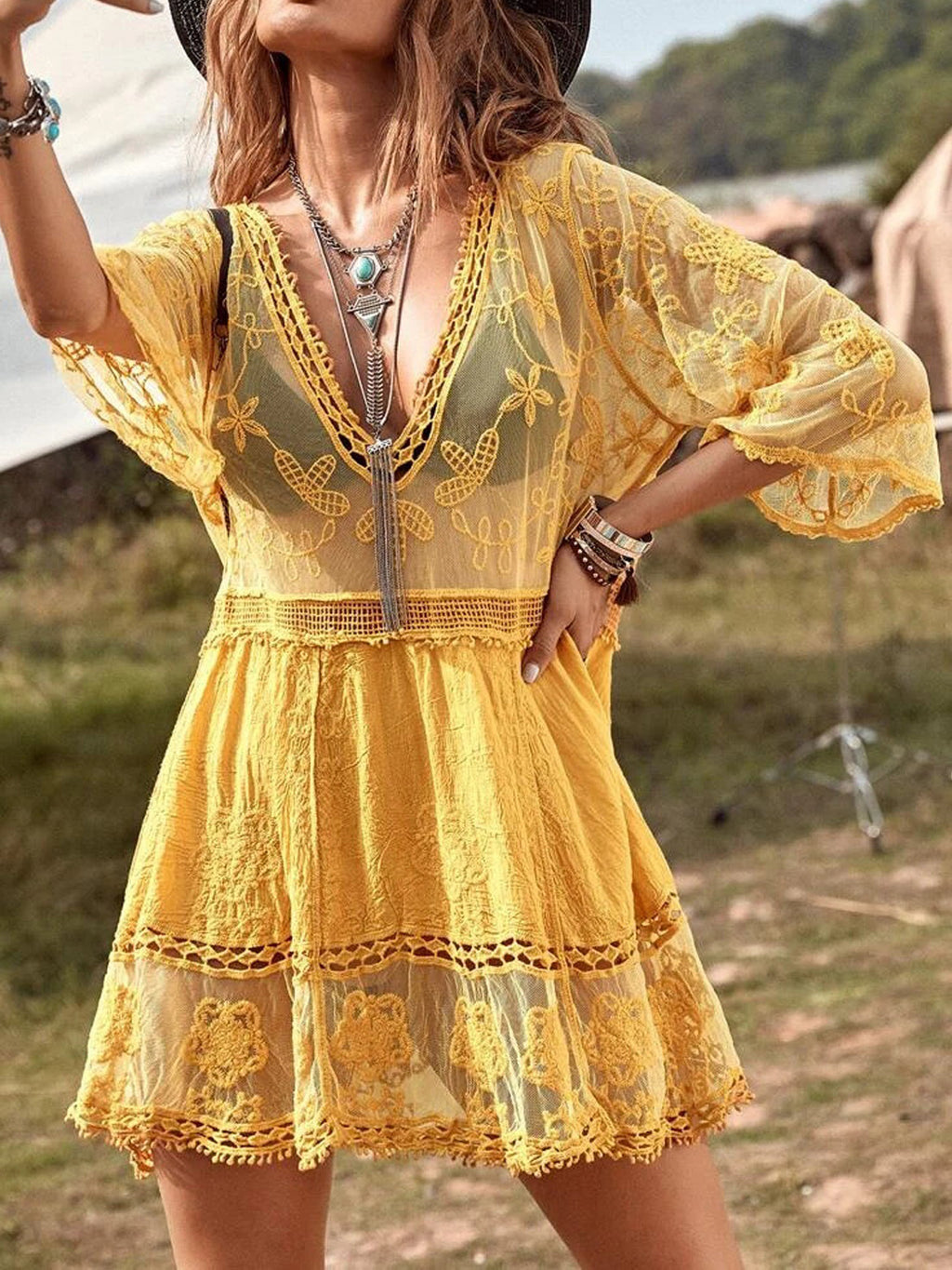 Vestido playero corto con escote en V y encaje bordado en contraste y media manga 