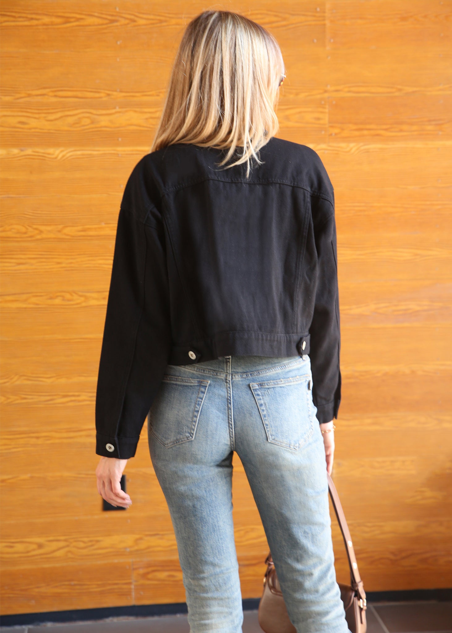 Chaqueta vaquera corta con botones y bolsillos