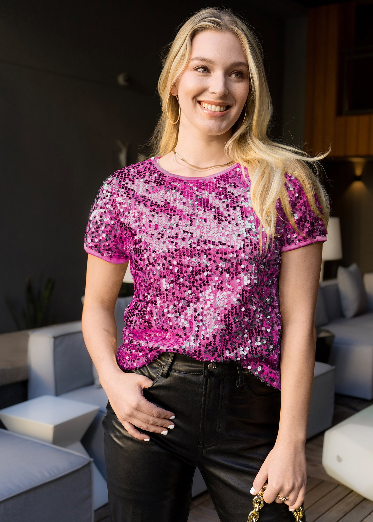 Blusa de cuello redondo con mangas cortas y lentejuelas brillantes