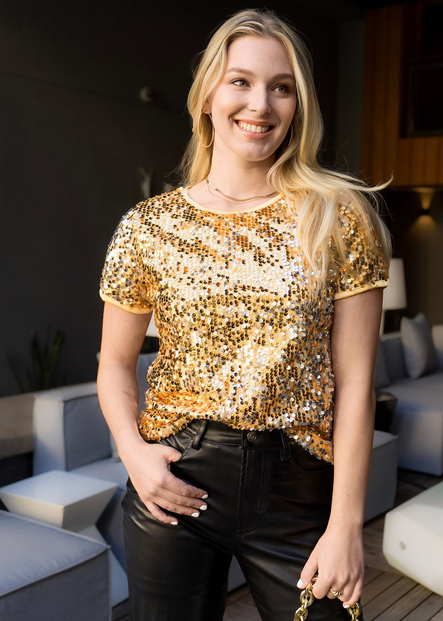 Blusa de cuello redondo con mangas cortas y lentejuelas brillantes