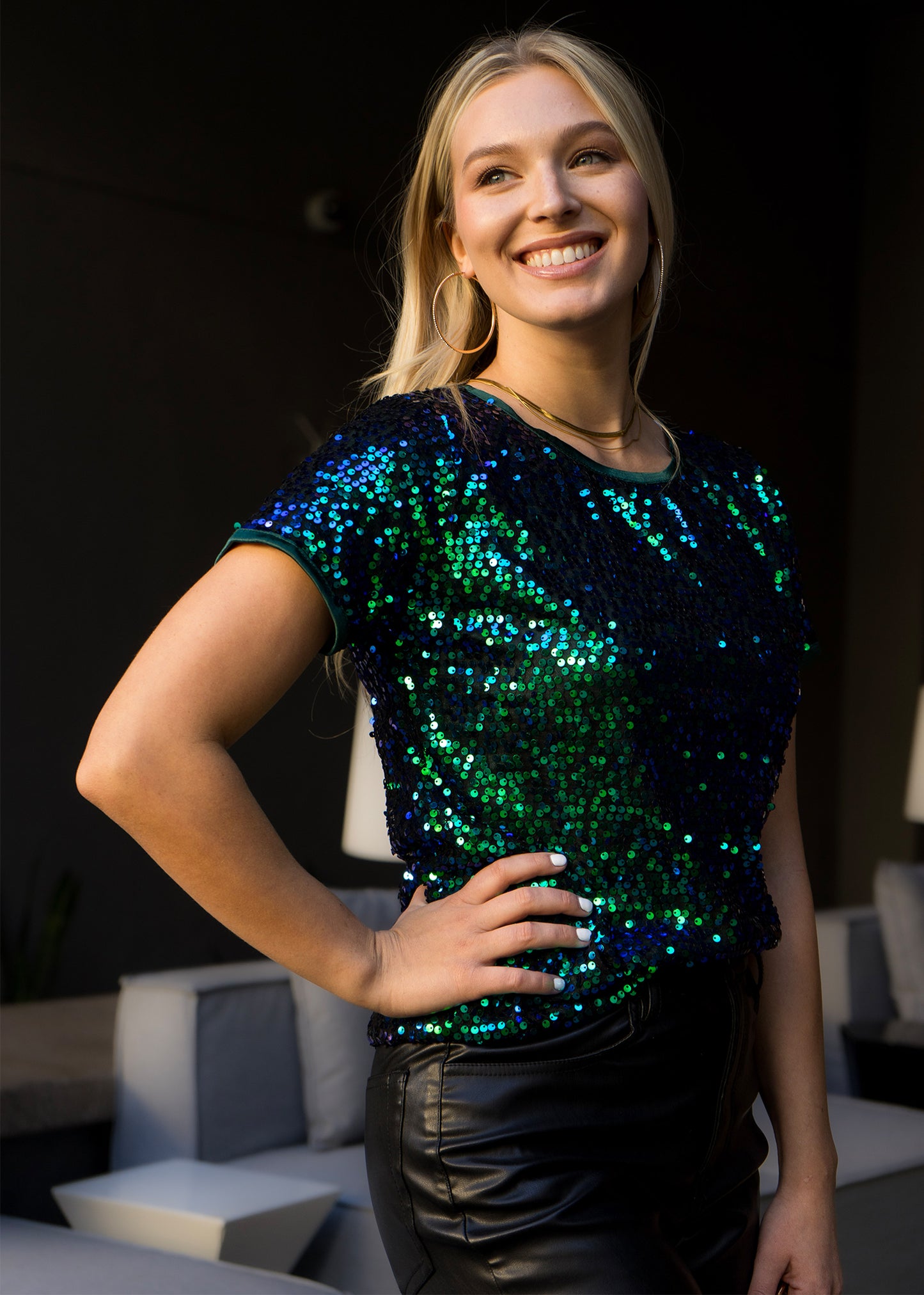 Blusa de cuello redondo con mangas cortas y lentejuelas brillantes