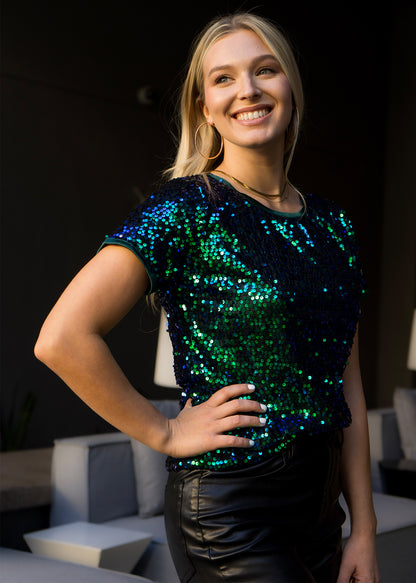 Blusa de cuello redondo con mangas cortas y lentejuelas brillantes