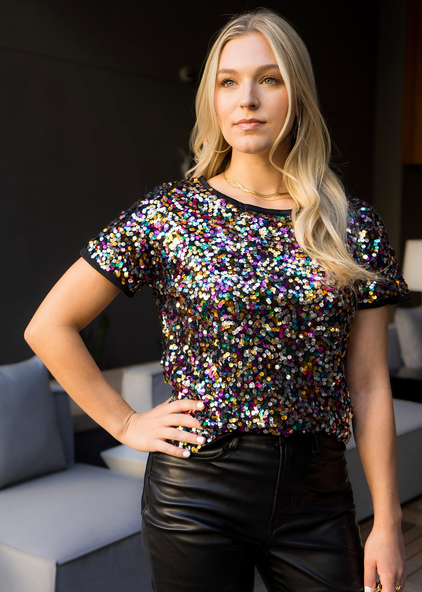 Blusa de cuello redondo con mangas cortas y lentejuelas brillantes