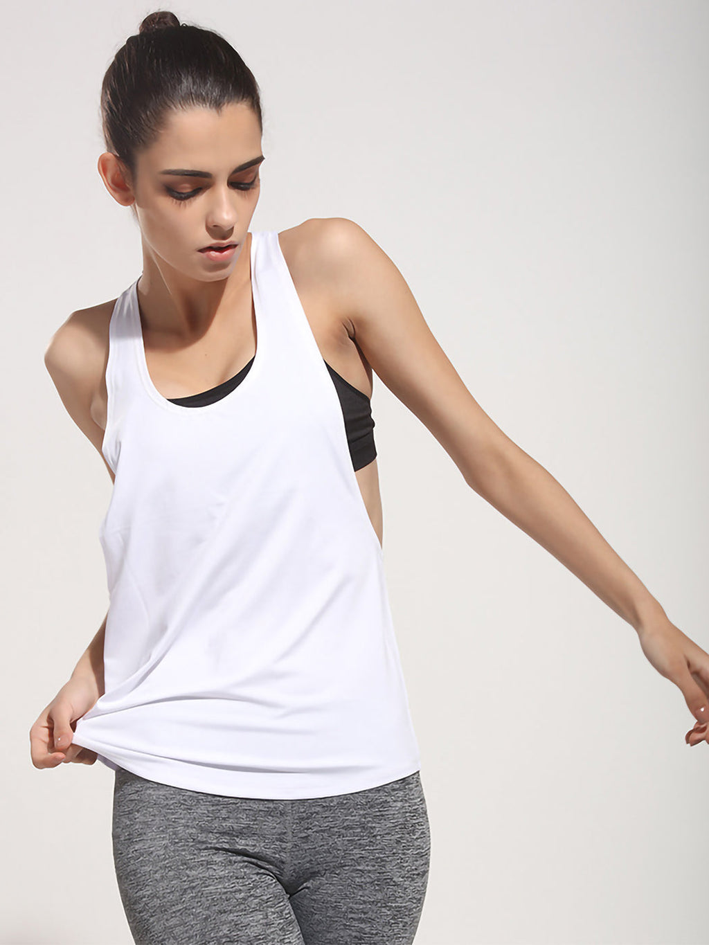 Camiseta sin mangas holgada con espalda cruzada para hacer yoga